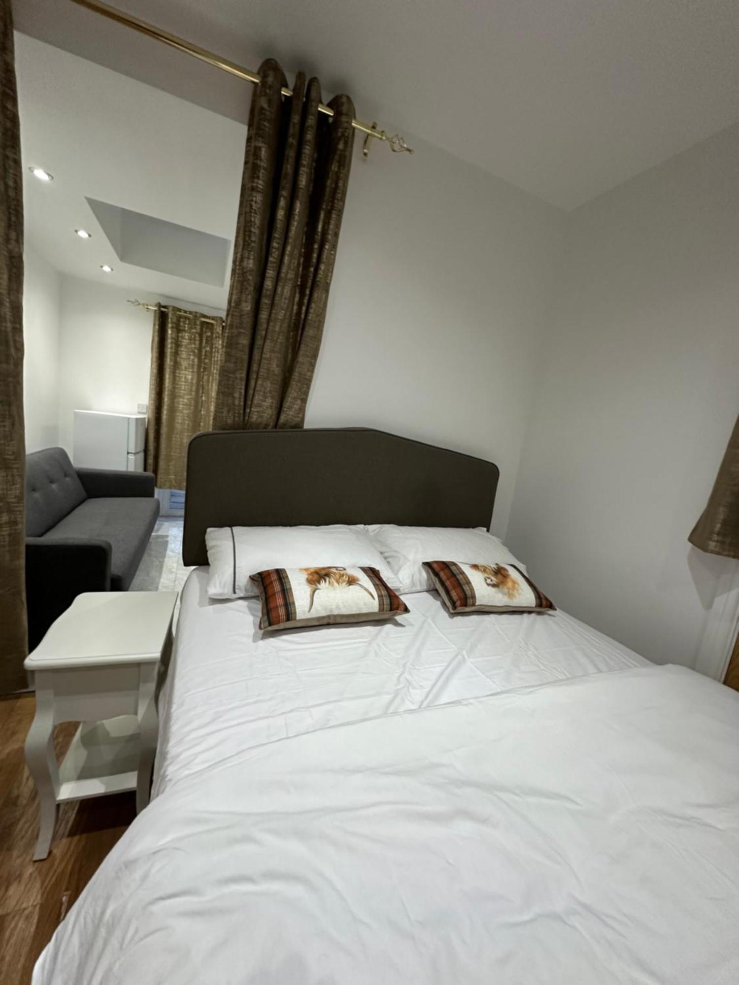 4Th Studio Flat With Private Own Bathroom A London Luxury Family Home Setup And Furnished With Double Bed Plus A Double Futon-Sofa Bed A Single Futon Bed A Baby Cot And Garden And Free Parking Exterior foto