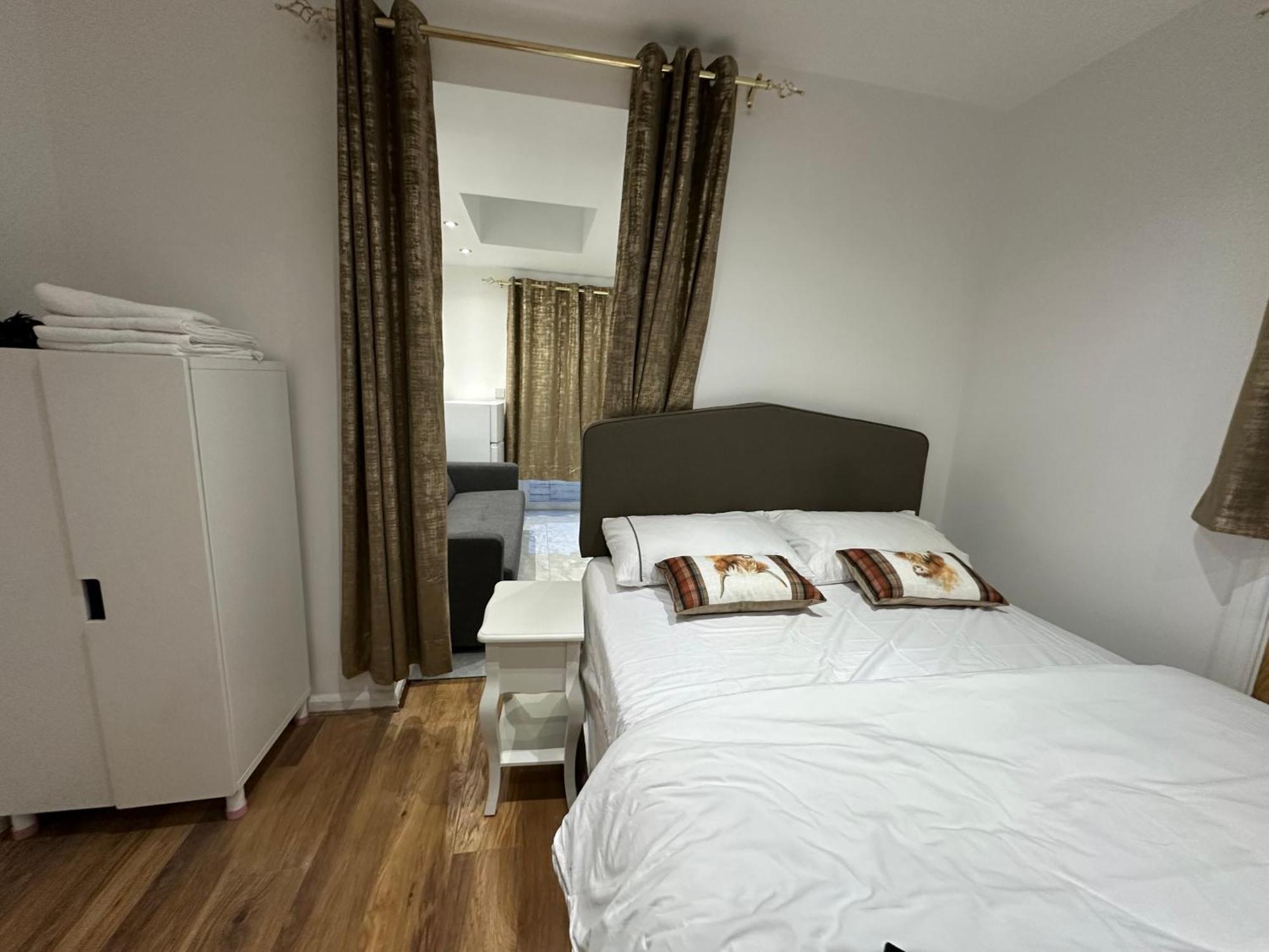 4Th Studio Flat With Private Own Bathroom A London Luxury Family Home Setup And Furnished With Double Bed Plus A Double Futon-Sofa Bed A Single Futon Bed A Baby Cot And Garden And Free Parking Exterior foto