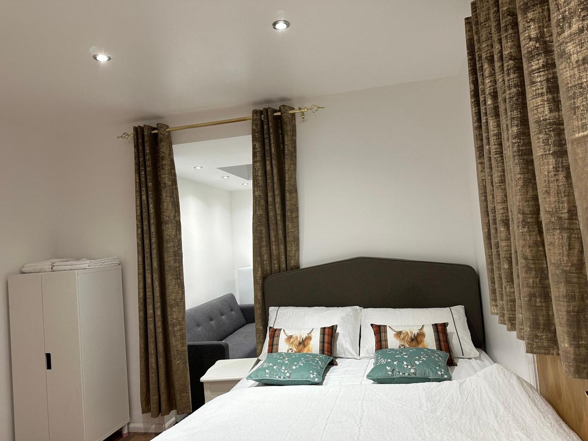 4Th Studio Flat With Private Own Bathroom A London Luxury Family Home Setup And Furnished With Double Bed Plus A Double Futon-Sofa Bed A Single Futon Bed A Baby Cot And Garden And Free Parking Exterior foto