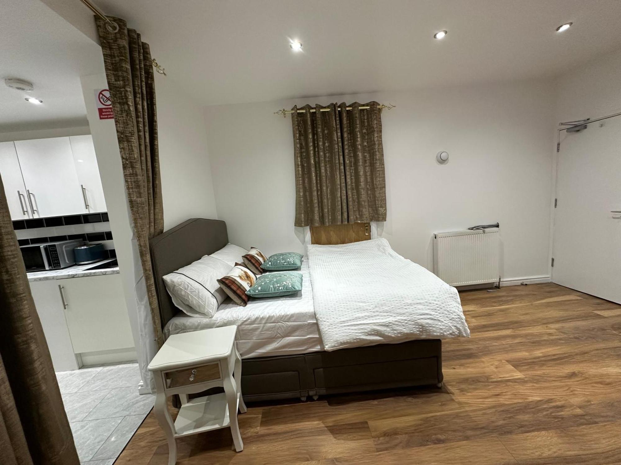 4Th Studio Flat With Private Own Bathroom A London Luxury Family Home Setup And Furnished With Double Bed Plus A Double Futon-Sofa Bed A Single Futon Bed A Baby Cot And Garden And Free Parking Exterior foto