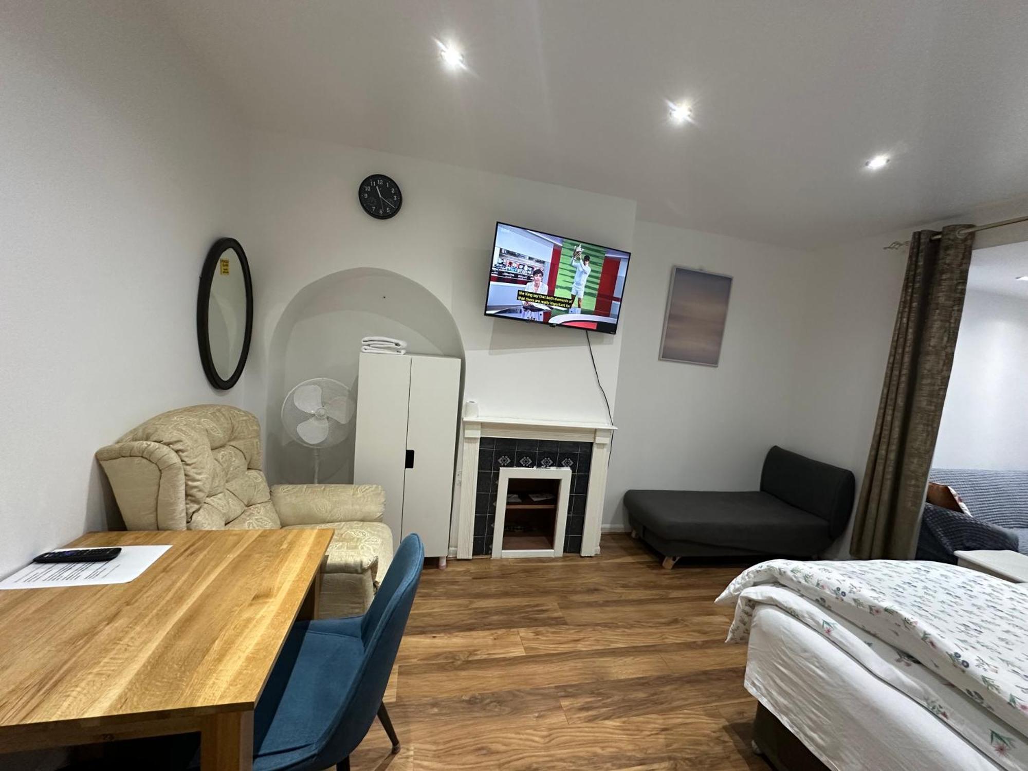 4Th Studio Flat With Private Own Bathroom A London Luxury Family Home Setup And Furnished With Double Bed Plus A Double Futon-Sofa Bed A Single Futon Bed A Baby Cot And Garden And Free Parking Exterior foto